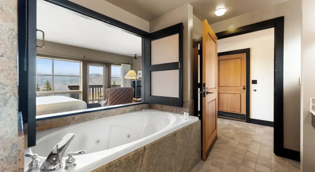 Четырёхместный номер Standard с красивым видом из окна Sun Mountain Lodge