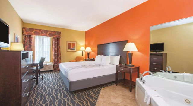 Двухместный люкс La Quinta by Wyndham Tulsa Airport / Expo Square
