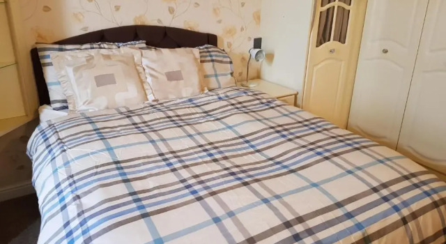 Spacious Bungalow in Romford with parking, Varaa Huoneisto Asunnot kohteessa Merseyside, Huoneisto