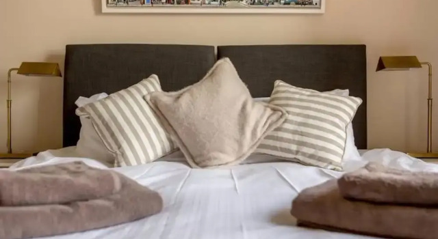 Central 2 Bedroom Flat With Castle View Sleeps 4, Забронировать Апартаменты/квартира Апартаменты Эдинбурга, рядом с Dean Village, Апартаменты/квартира