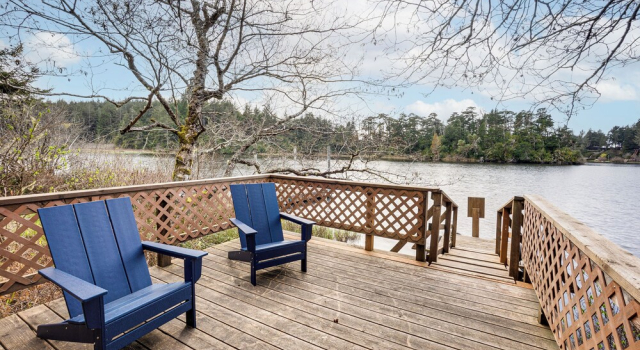 Lakefront Home w/ Dock & Views in Langlois, Boek Vakantiehuis Langlois Verenigde Staten