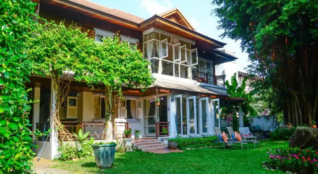 Кровать в общем номере Banyan House Samui bed and breakfast