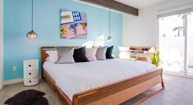 Коттедж c 1 комнатой Bubble Gum Modern: Mid-Century Alexander by ACME House Company