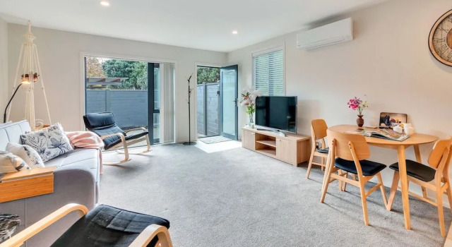 Beautifully Styled 2BR w 2 Carparks & Aircon