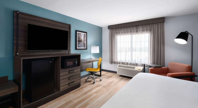 La Quinta Inn & Suites by Wyndham Greensboro NC