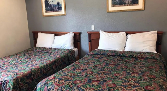 Четырёхместный номер Standard Starlight Inn Canoga Park