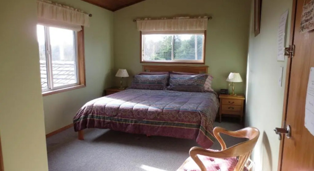 Номер Superior Moon and Sixpence