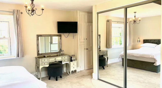The Estate - 11 Bed - Sleeps 22 - Private Garden, Забронировать Отель Отели Исторического графства Суссекса с парковкой, Парковка