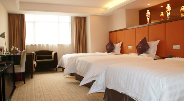 Трёхместный семейный номер Standard Zhengzhou Yuehai Hotel