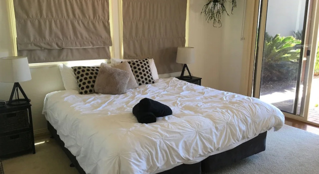 True Beachfront Family Holiday Home, Забронировать Отель Голд-Кост Квинсленд, рядом с Broadbeach North Tram Station