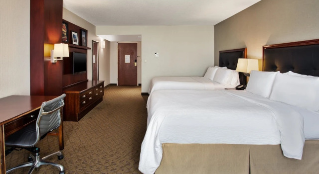 Четырёхместный номер Premium Holiday Inn University Plaza-Bowling Green by IHG