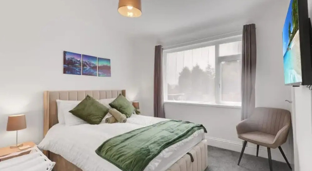 Коттедж 3 Bedroom House With Free Parking