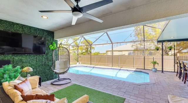 Коттедж с 4 комнатами Poolside Oasis & Outdoor Kitchen: Cape Coral Home