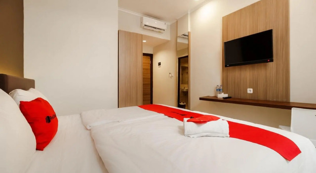 RedDoorz Plus near Lippo Mall Kemang 2