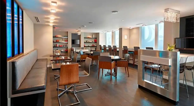 Клубный номер Standard Renaissance Edmonton Airport Hotel