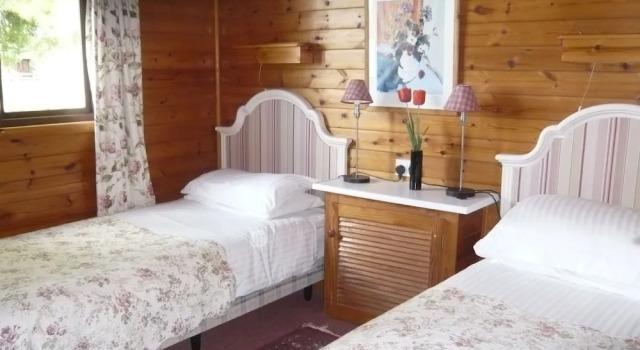 Cosy Pine Lodge With far Reaching Country Views and Large sun Deck, Buchen Sie Hotel Snargate Kent