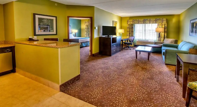 Двухместный люкс c 1 комнатой Holiday Inn Express & Suites Pittsburgh SW/Southpointe by IHG