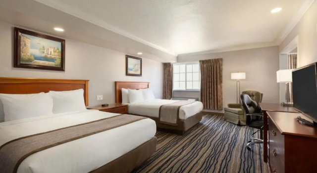 Четырёхместный люкс Days Inn by Wyndham Eureka CA
