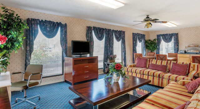 Econo Lodge Pearl - Jackson, Varaa Hotelli Hotellit New England uima-altaalla, Uima-allas