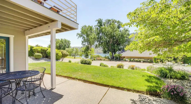 Коттедж Modern Retreat w/ Hot Tub - Steps to Lake Chelan!