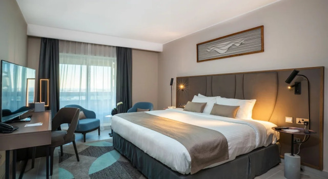 Двухместный номер Superior с балконом и с видом на город Hotel Holiday International