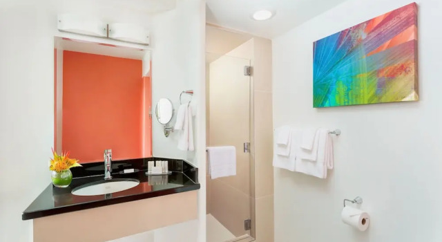Номер Deluxe с балконом Courtyard by Marriott Waikiki Beach