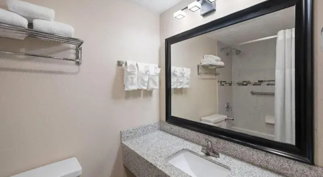 Четырёхместный номер Standard Super 8 by Wyndham Lake City