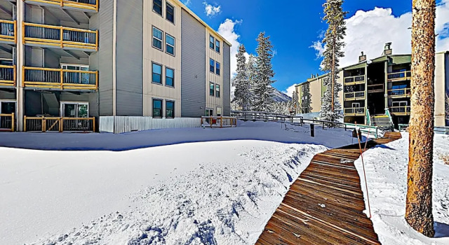Updated Treehouse W/ Heated Pool & Hot Tubs 2 Bedroom Condo