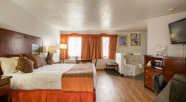 Люкс Deluxe Sandia Peak Inn Old Town ABQ, a Howard Johnson by Wyndham