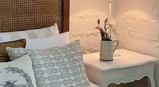 One Wee Cottage, A Romantic Secluded Provincial Abode Surrounded by Vineyards, Book Vacation Home Melbourne 