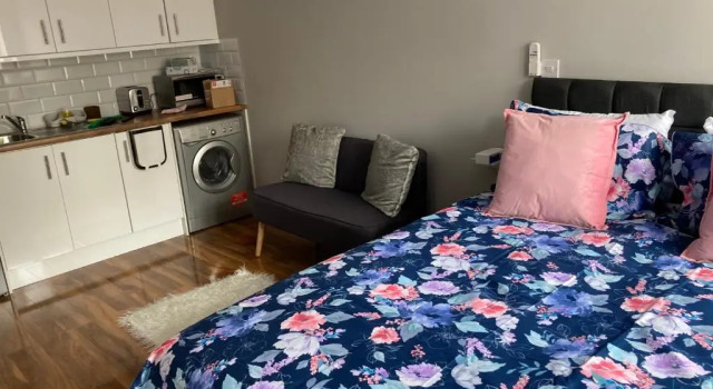 Апартаменты Beechfield House Modern studio self-contained unit with free WiFi and Parking and kitchen area 4m from city centre and castle