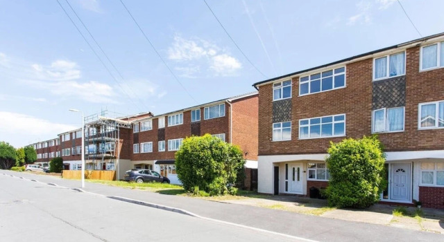 Beautiful 1-Bed Apartment in Romford, Book Apartment Romford Greater London