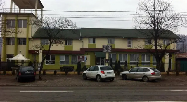 Hostel Hora, Rezerwuj Hostel Hotele w Carpathians - Romania z parkingiem, Parking