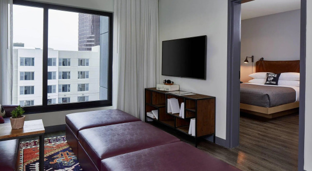 2 soveværelser i firedobbelt suite med udsigt over gårdspladsen Moxy Atlanta Midtown