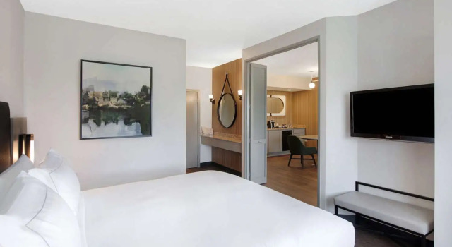 Люкс с видом на озеро DoubleTree Suites by Hilton Raleigh-Durham