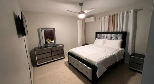 madrigal 1-3br with parking, Забронировать Отель Сантьяго-де-лос-Кабальерос Сантьяго, рядом с Leon Centre