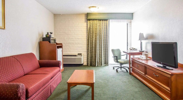 Четырёхместный номер Standard Quality Inn Tucson Downtown near Convention Center