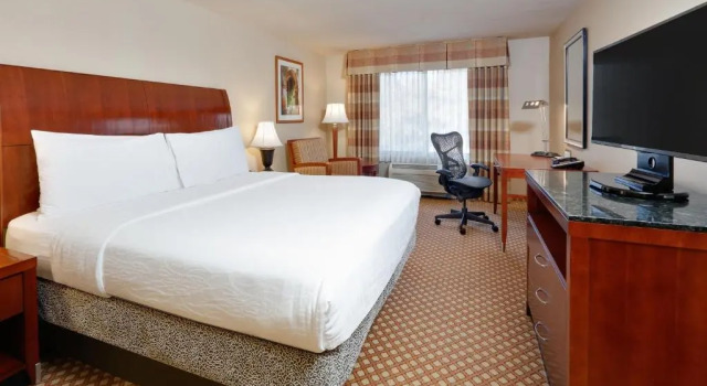 Двухместный номер с балконом Hilton Garden Inn San Diego Del Mar