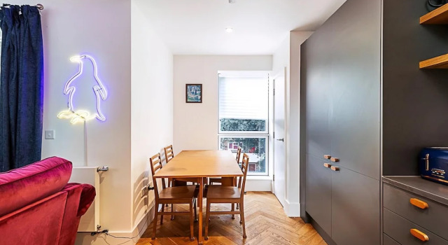 Chic Crystal Palace Flat with Balcony & Workspace