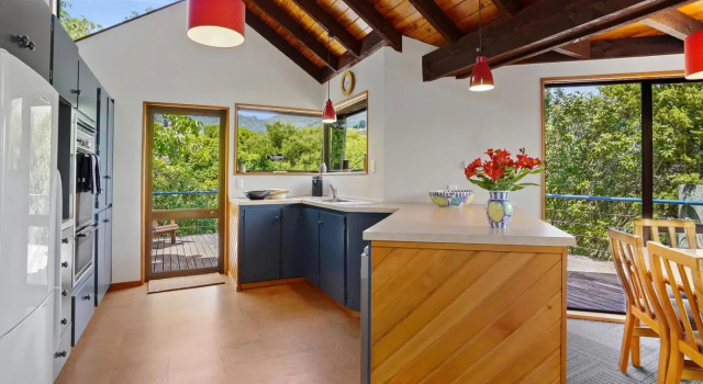 The Tree House - Akaroa Holiday Home