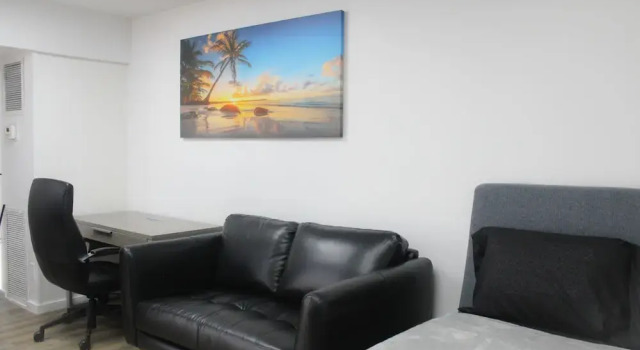 Renovated Modern & Minimalist Century City Studio Condo by RedAwning, Забронировать Отель Отели Гонолулу с парковкой, рядом с Академия искусств, Парковка