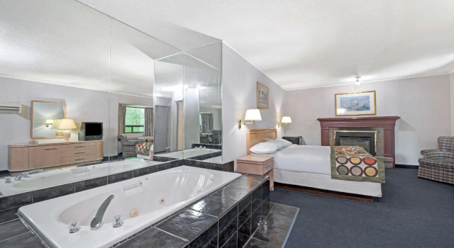 Двухместный номер Deluxe Super 8 by Wyndham Niagara Falls North