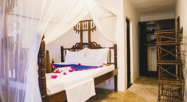 Бунгало Moonshine Uroa Boutique Hotel