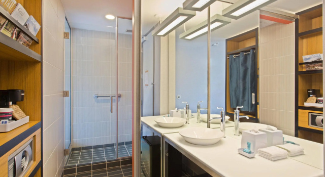 Четырёхместный номер Standard Aloft by Marriott Birmingham Soho Square