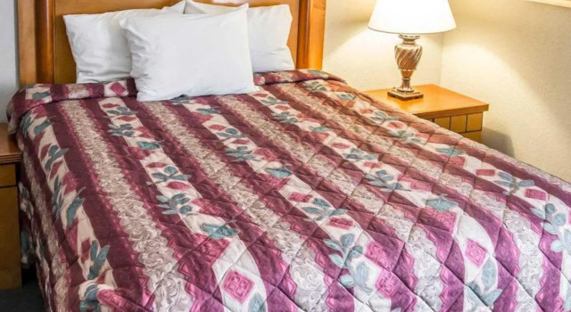 Номер Standard Days Inn & Suites by Wyndham Merrillville