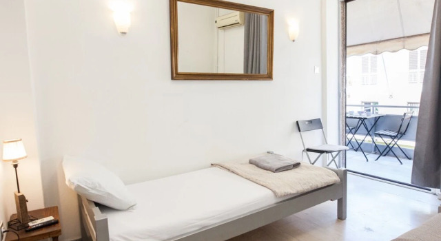 Charming 2 Bedroom apt next to Panormou