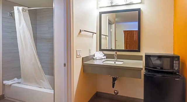 Двухместный номер Standard Motel 6 Maple/Main