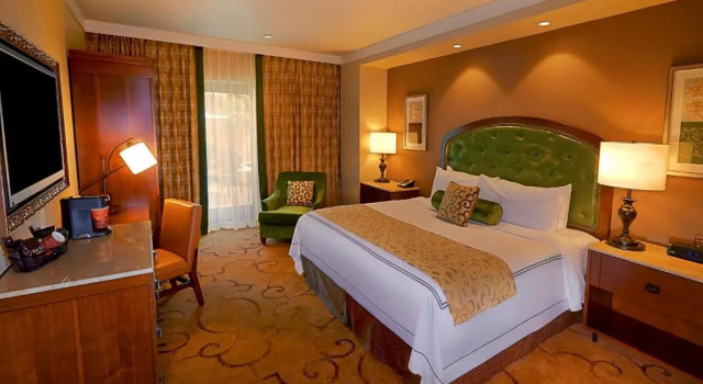 Номер Luxury River City Casino & Hotel