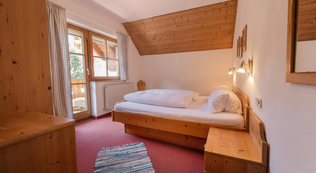 Ferienwohnung Dorfpub, Rezerwuj Hotel Hotele w Tyrol z parkingiem, Parking