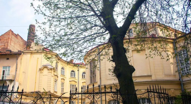 Aparthome Opera Theatre, Забронировать Отель Отели Львова с парковкой, рядом с Первый украинский театр для детей и юношества, Парковка